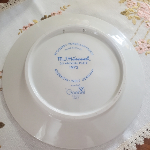 W.Goebel-Porzellan Fabrik , hand painted , M.J Hummel 3th Annual Plate 1973 - Picture 3 of 12